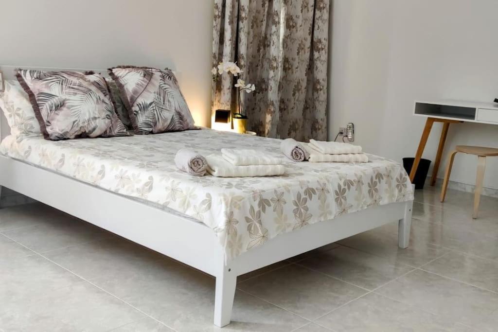 Gaia Penthouse Sea And Country Views Home Сейнт Полс Бей Екстериор снимка